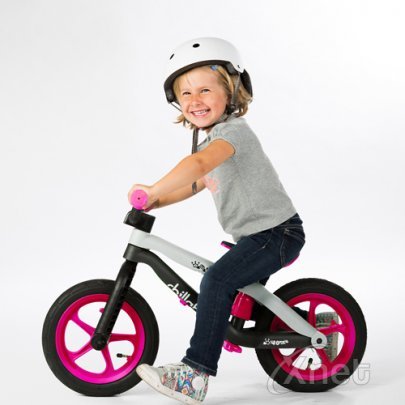 Bicicleta fara pedale BMXIE Pink marca Chillafish cu comanda online