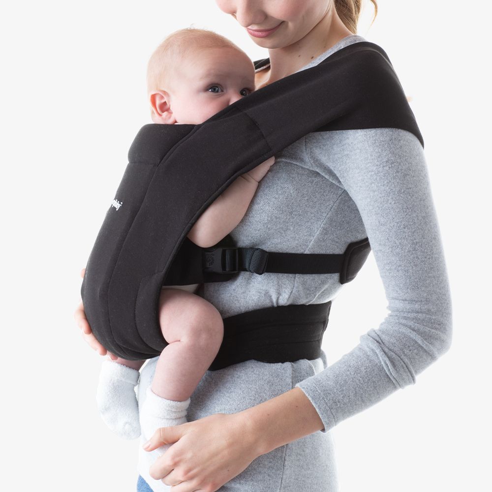 Marsupiu Embrace Pure Black marca Ergobaby cu comanda online