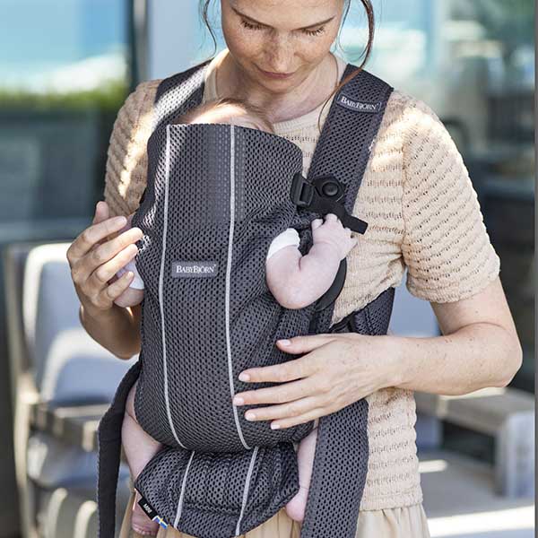 Marsupiu anatomic Mini cu pozitii multiple de purtare Anthracite 3D Mesh marca BabyBjorn cu comanda online