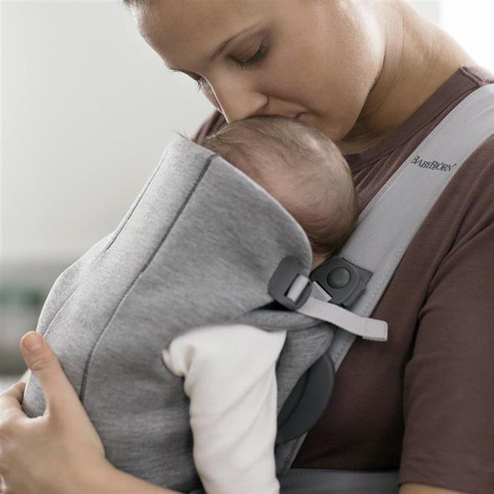 Marsupiu anatomic Mini cu pozitii multiple de purtare Light Grey 3D marca BabyBjorn cu comanda online