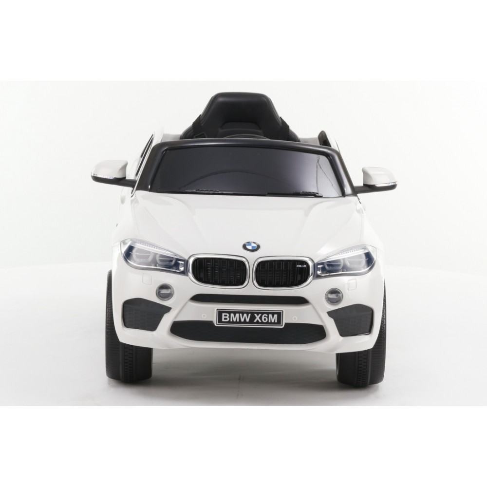 Masinuta electrica cu telecomanda si roti din cauciuc BMW X6M White marca BMW cu comanda online