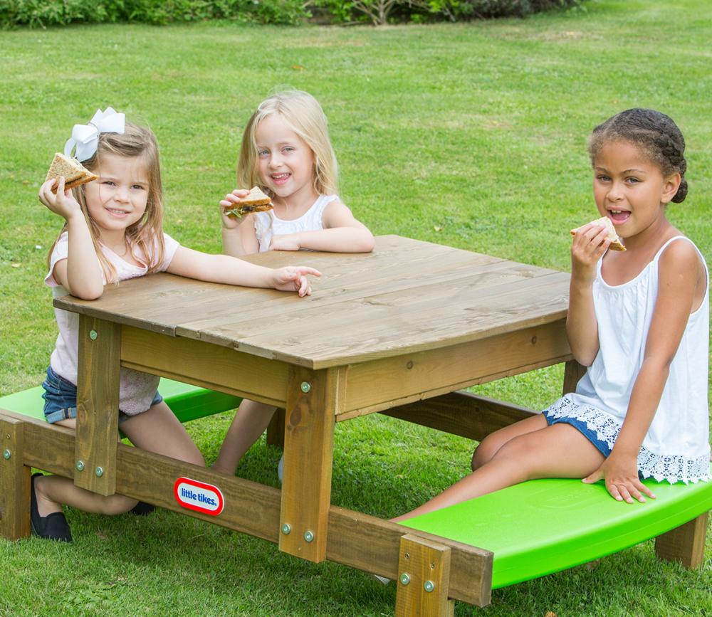 Masuta de Picnic 2 in 1 din Lemn marca LITTLE TIKES cu comanda online